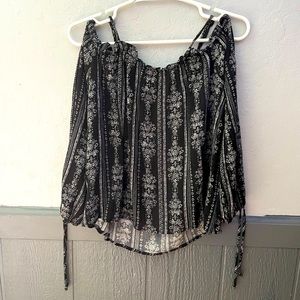 Fun off the shoulder top 🐉 never worn